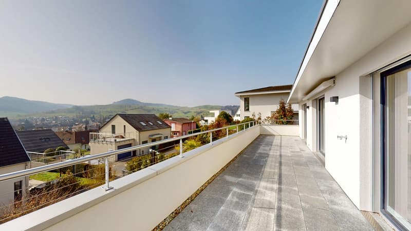 Lichtdurchflutetes 6,5 Zi-Family-Home mit Pool u. drei Garagen an bester 180 Grad- Panorama-Aussicht (3)
