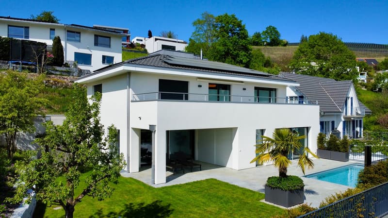Lichtdurchflutetes 6,5 Zi-Family-Home mit Pool u. drei Garagen an bester 180 Grad- Panorama-Aussicht (1)