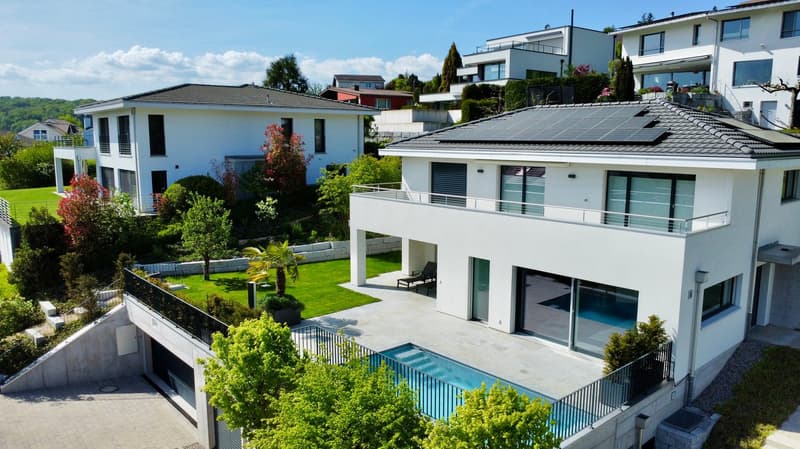 Lichtdurchflutetes 6,5 Zi-Family-Home mit Pool u. drei Garagen an bester 180 Grad- Panorama-Aussicht (13)