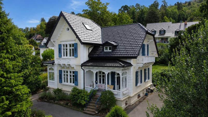 Traumhafte Landhausvilla mit großem Garten, eigener Zufahrt und Blick ins Grüne (1)