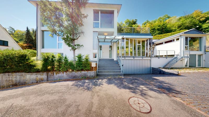8,5 Zimmer Split-Level-Villa mit Pool grossem Garten und einem Panoramaausblick (1)