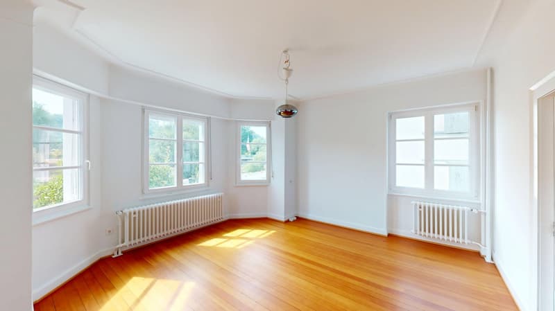 Ihre private Wohlfühloase: Grosszügiges 2-Parteienhaus mit Naturpool & Lounge-Garten (3)