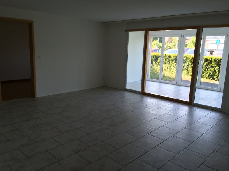 Large 3-room apartment with seating area in the center of Brügg (3)