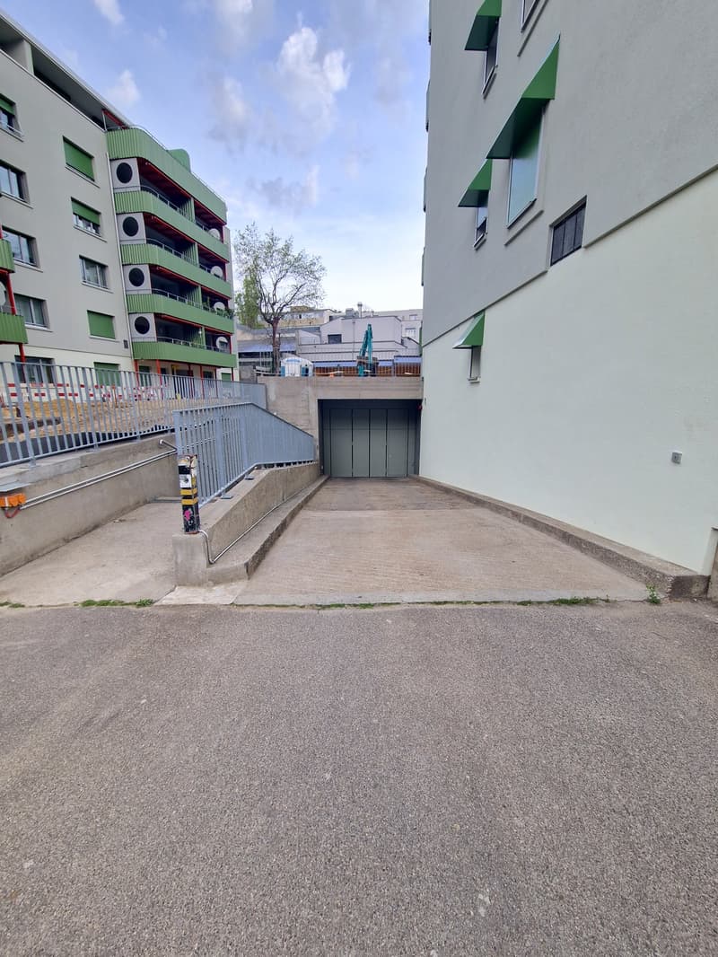 Places de stationnement pour motos/véhicules de chargement rénovés (4)