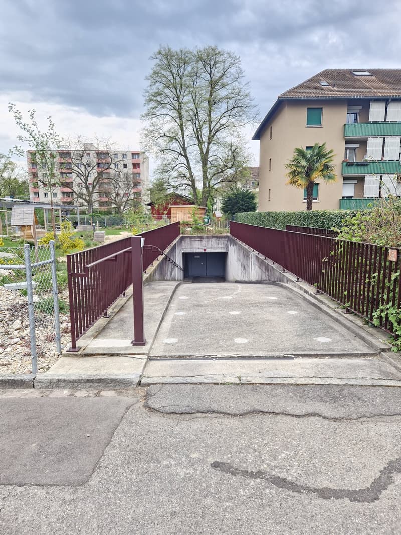 Posto di parcheggio per motocicletta gratuito in affitto (3)