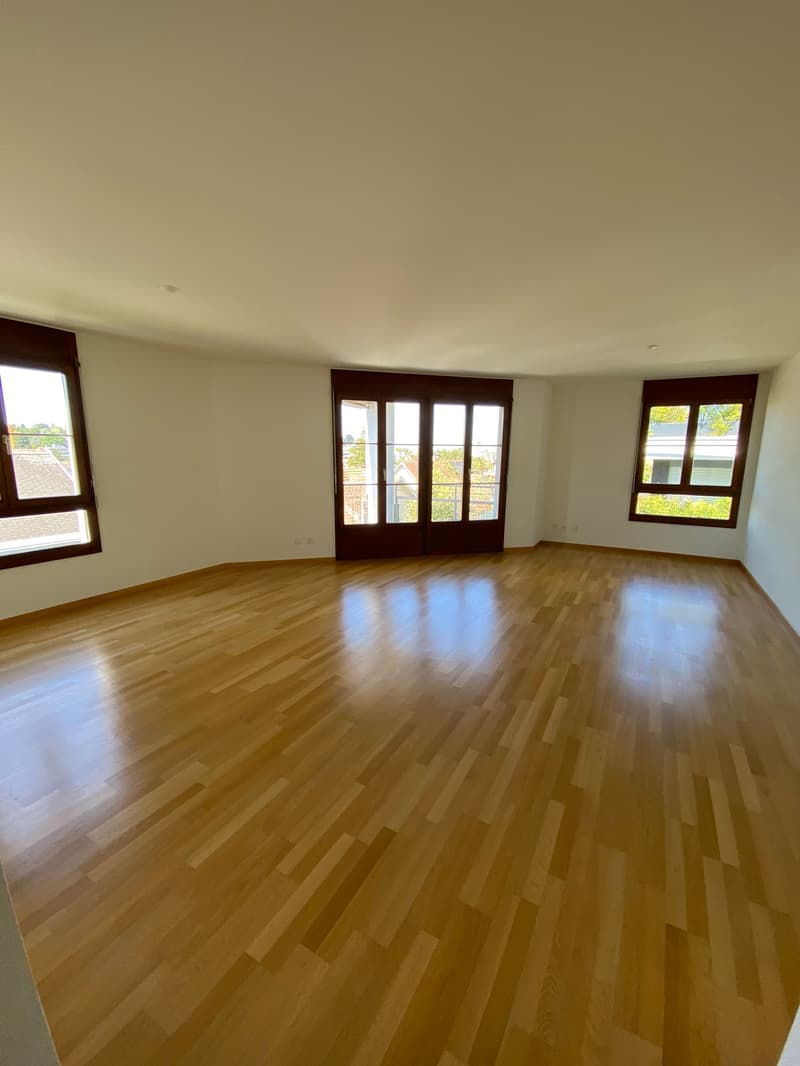 Bright 3.5-room apartment in Binningen with balcony (2)