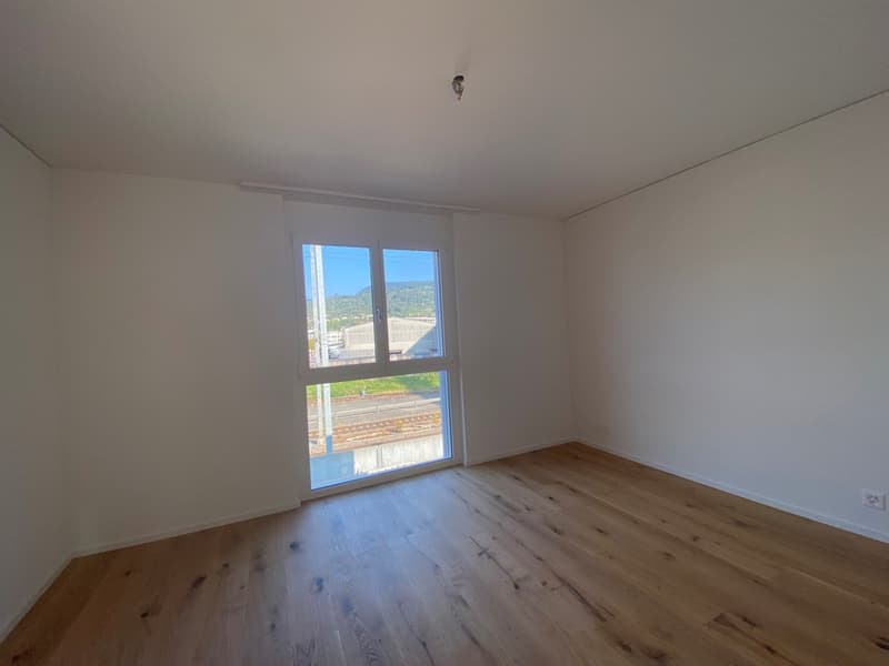 wooden floor, white walls, large windows, power outlet, white walls, wooden floor