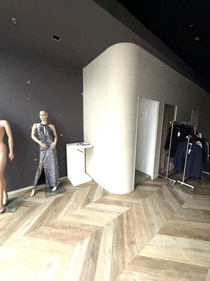 Modern retail space in a central location in Suhr (5)