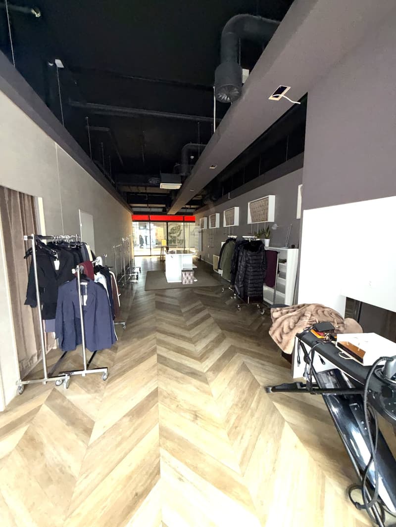 Modern retail space in a central location in Suhr (10)