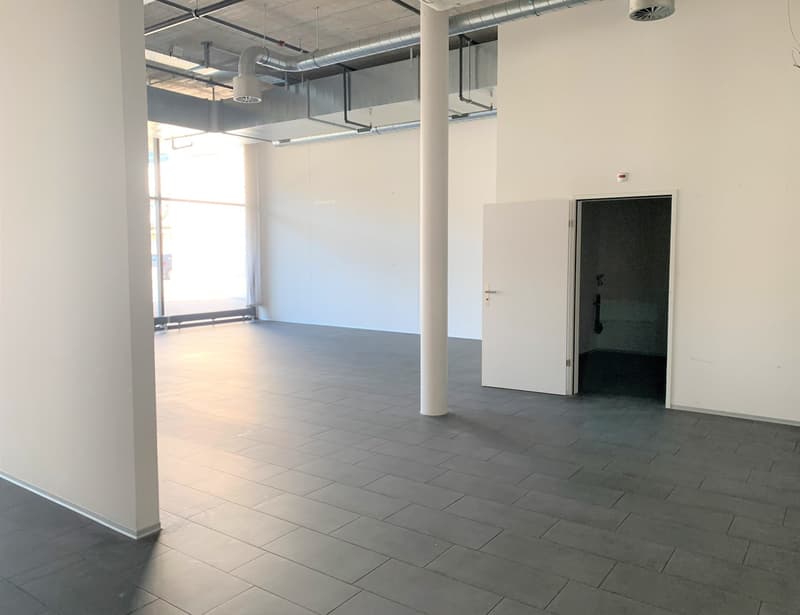 Vous voulez être visible ? Surface de vente directement sur le chemin piétonnier du parc Suhre (6)