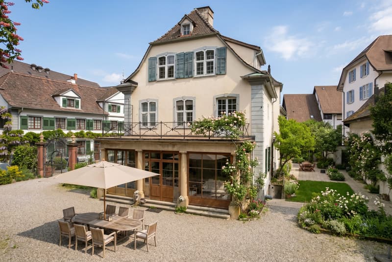 EINMALIGE GELEGENHEIT - HERRSCHAFTLICHES LANDHAUS MIT EINZIGARTIGER GARTENANLAGE (1)
