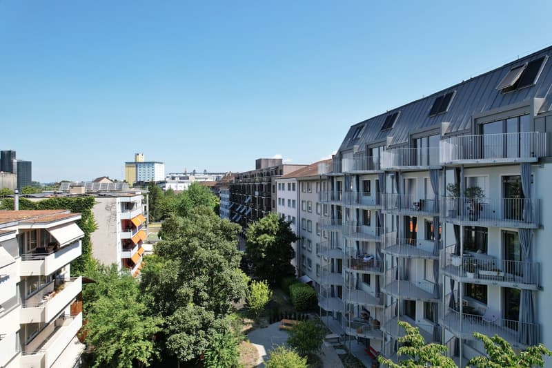 BLICK VON DEN BALKONEN IN DEN HINTERHOF