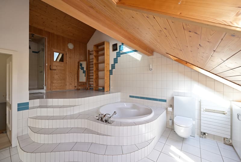 OBERGESCHOSS / UPPER FLOOR