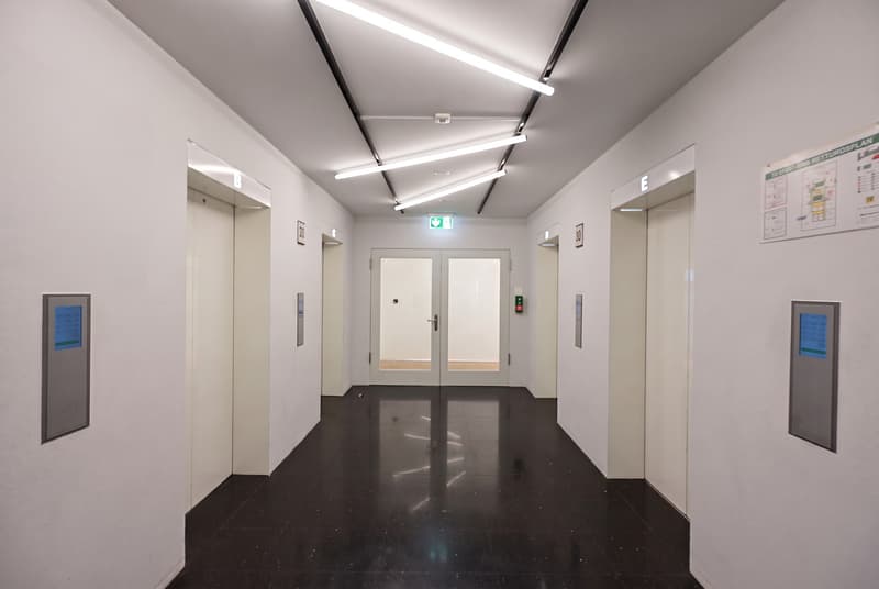 VORPLATZ ZUM BÜRO MIT LIFTANLAGEN