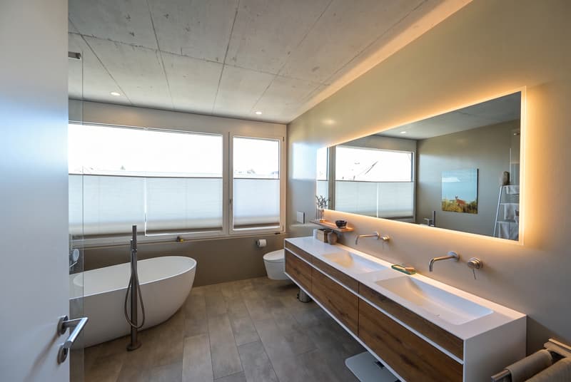 BADEZIMMER MIT DUSCHE UND FREISTEHENDER BADEWANNE IM MASTER-BEDROOM