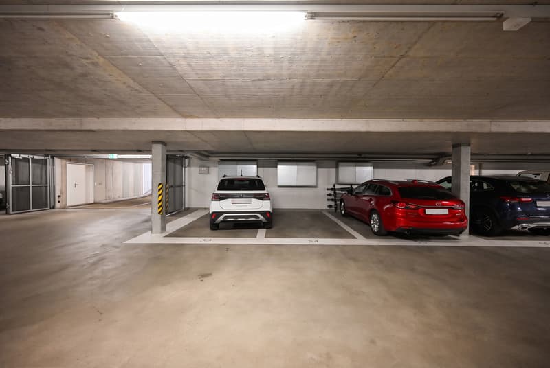 PARKPLÄTZE NUMMER 53 UND 54 MIT SCHRANK UND MÖGLICHKEIT FÜR E-LADESTATION
