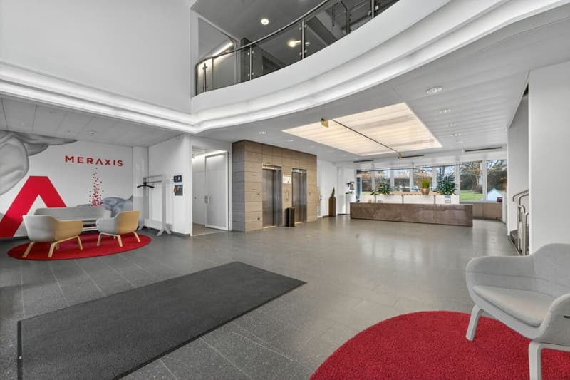 Voll ausgebaute 2'200m² Fläche in einem Gebäude mit attraktiven Büroräumlichkeiten (2)