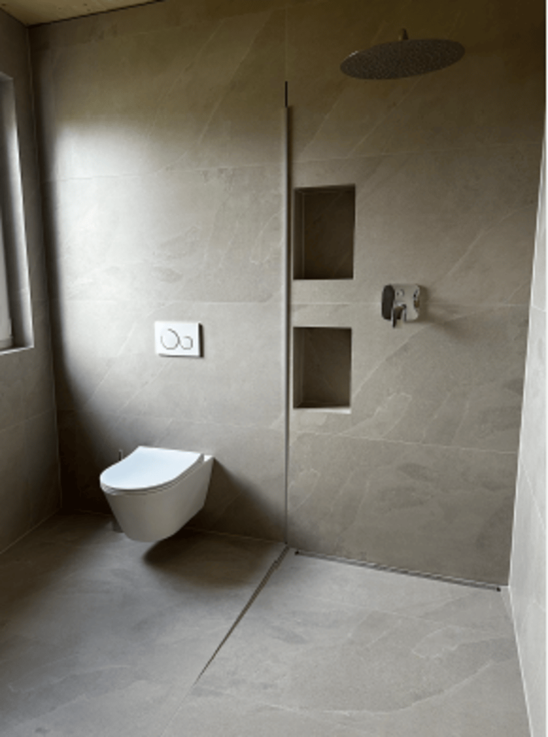 Tiled floor, corner shower, flush toilet, wall-mounted controls