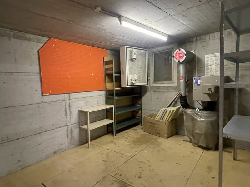 2 vielseitig nutzbare Abstellräume ca. 35 m2 - einer mit Holzboden (3)