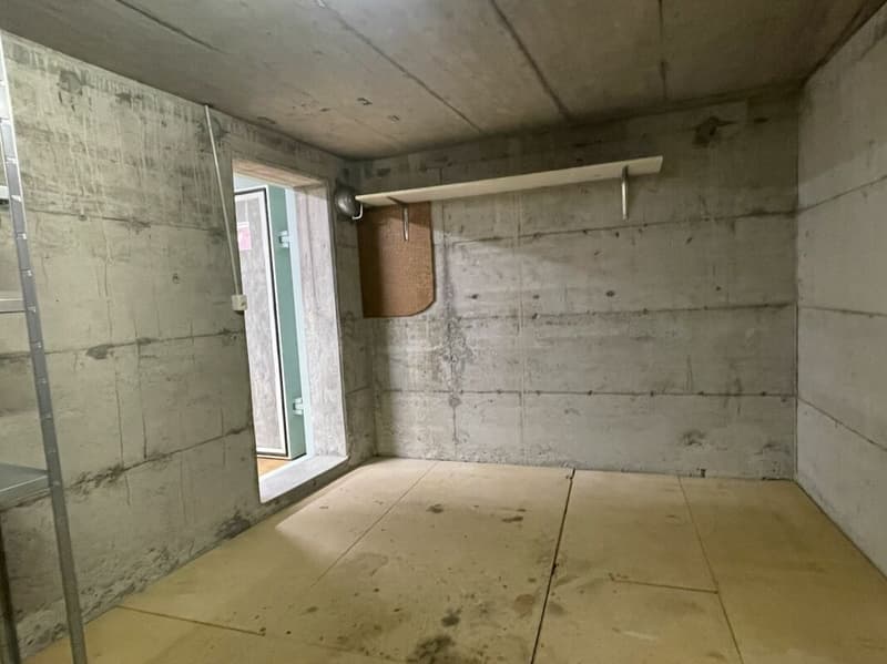 2 vielseitig nutzbare Abstellräume ca. 35 m2 - einer mit Holzboden (2)