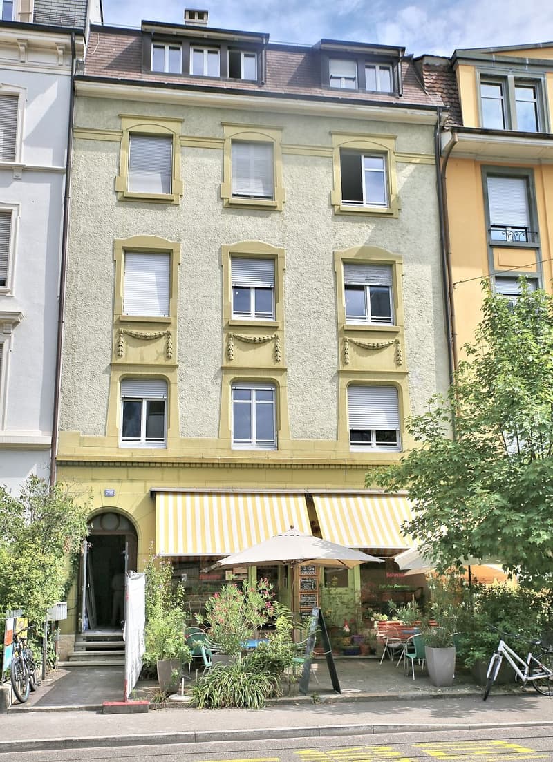 Schöne Strassenfassade, Eingang links