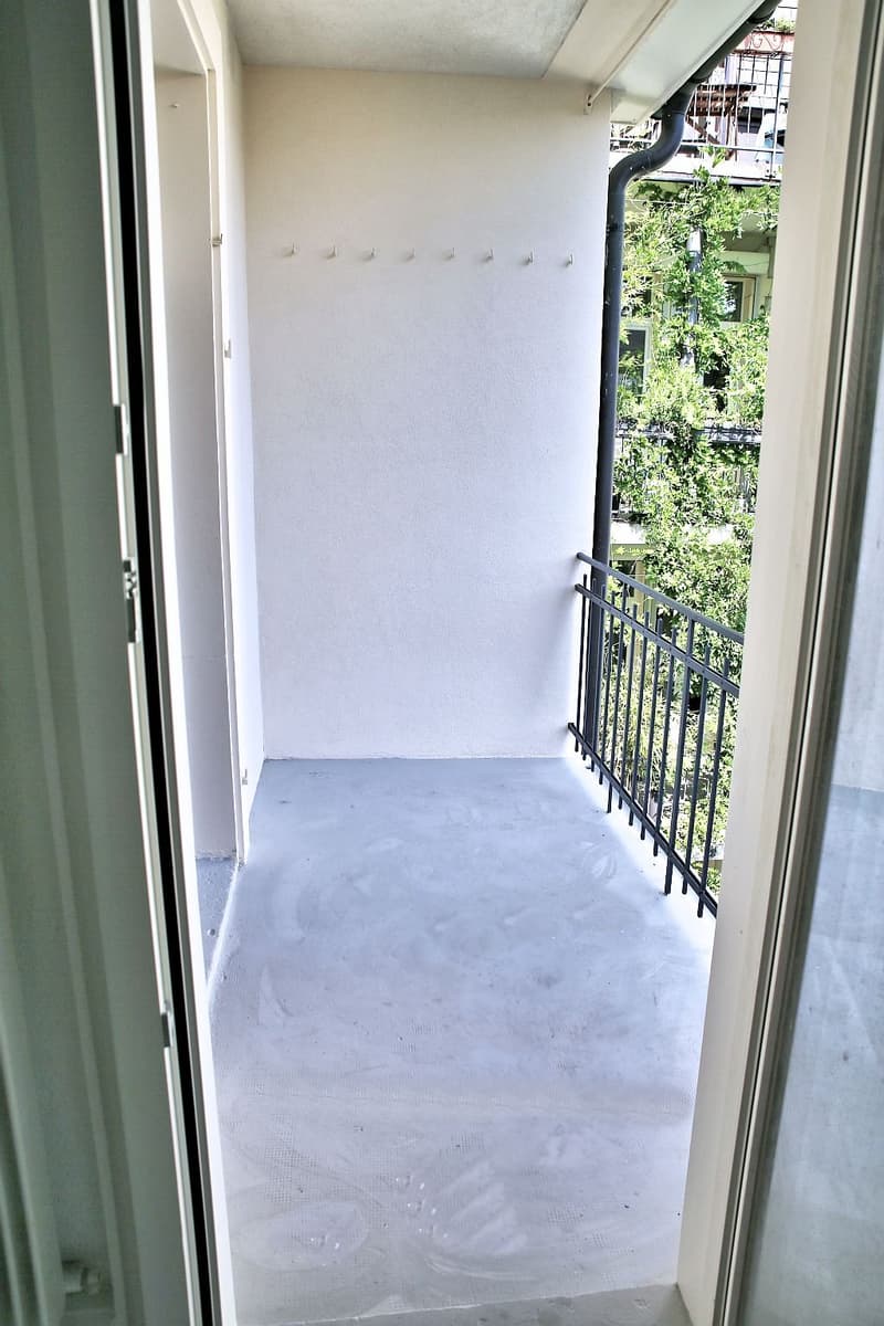 Grosser Balkon am ruhigen, grünen Hof