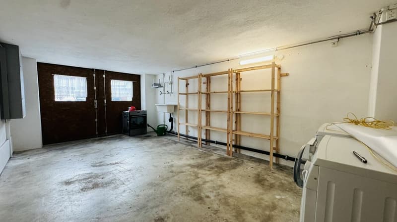 Low-maintenance two-family house with 2 residential units, garage, and 4-5 parking spaces in Ramlinsburg (22)