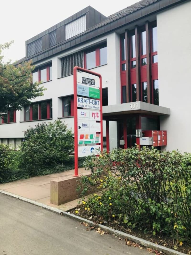 Spazio commerciale luminoso di 119 m² a Riehen - ideale per ufficio, studio o servizio (3)