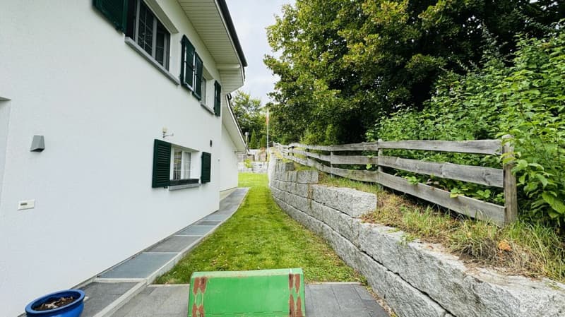 Large, like-new 6.5-room single-family home, 6 garage spaces + 4 parking spaces, koi pond, home cinema, 3 wet cells, dreamy location, only 10 minutes from Bubendorf (32)