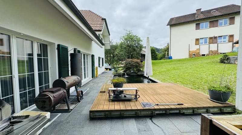 Large, like-new 6.5-room single-family home, 6 garage spaces + 4 parking spaces, koi pond, home cinema, 3 wet cells, dreamy location, only 10 minutes from Bubendorf (33)