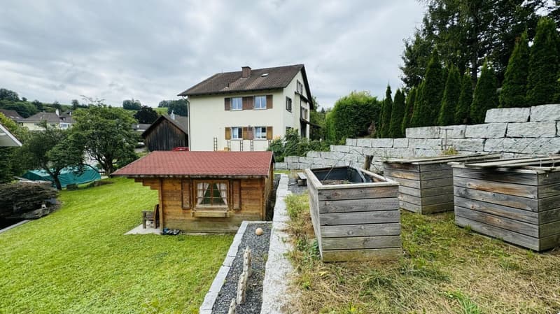 Large, like-new 6.5-room single-family home, 6 garage spaces + 4 parking spaces, koi pond, home cinema, 3 wet cells, dreamy location, only 10 minutes from Bubendorf (44)