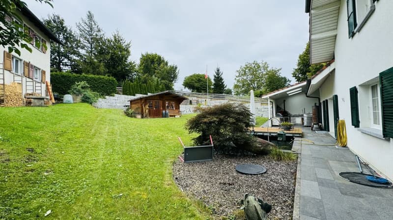 Large, like-new 6.5-room single-family home, 6 garage spaces + 4 parking spaces, koi pond, home cinema, 3 wet cells, dreamy location, only 10 minutes from Bubendorf (34)