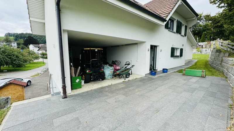 Large, like-new 6.5-room single-family home, 6 garage spaces + 4 parking spaces, koi pond, home cinema, 3 wet cells, dreamy location, only 10 minutes from Bubendorf (30)