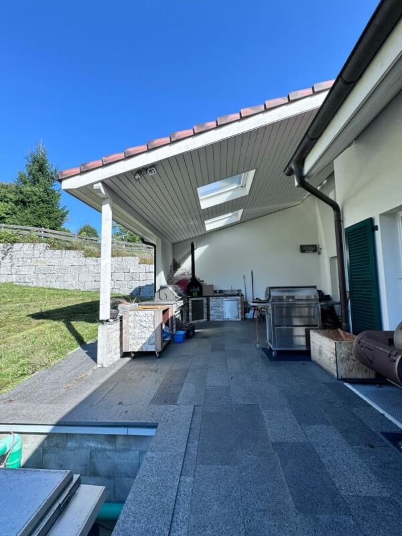 Large, like-new 6.5-room single-family home, 6 garage spaces + 4 parking spaces, koi pond, home cinema, 3 wet cells, dreamy location, only 10 minutes from Bubendorf (47)