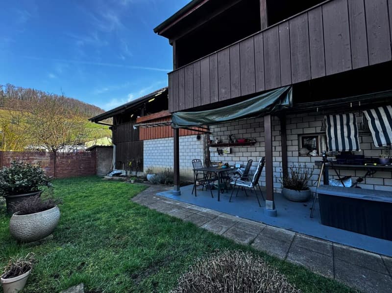 5.5-Zimmer-Wohnung mit Balkon und Gartenmitbenützung - einfacher Ausbaustandard (2)