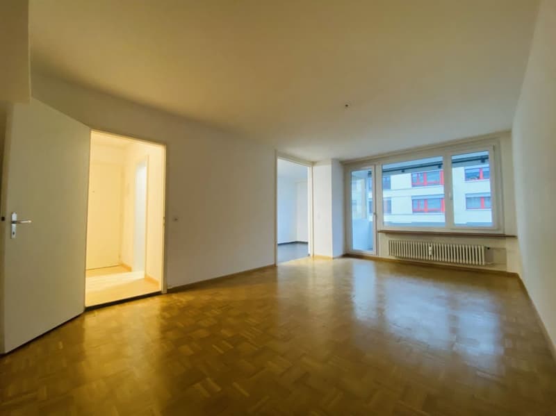 Teilsanierte 3.5-Zi.-Wohnung mit 2 Balkonen, Lift und Keller (2)