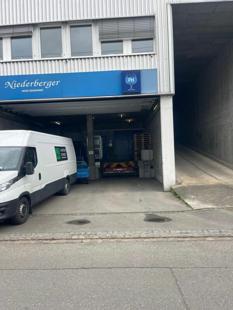 Commercial space and storage area in Aesch BL (5)