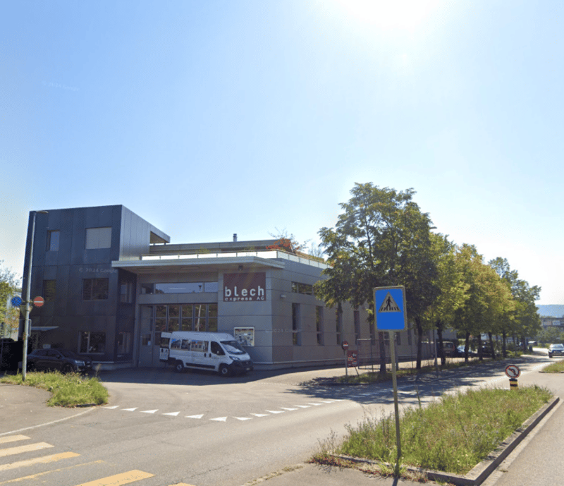 Commercial hall with high ceiling, large 5.5-room attic apartment, elevator and 6 parking spaces (2)