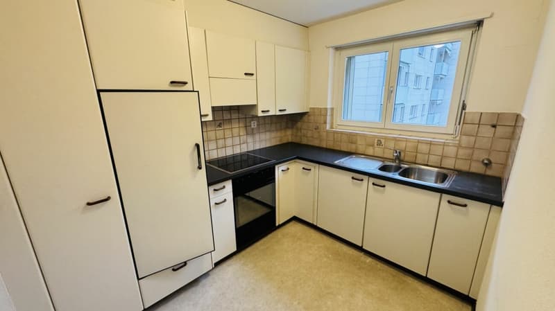 2.5-Zimmer: Balkon, Aussicht, Kellerabteil - per sofort (2)