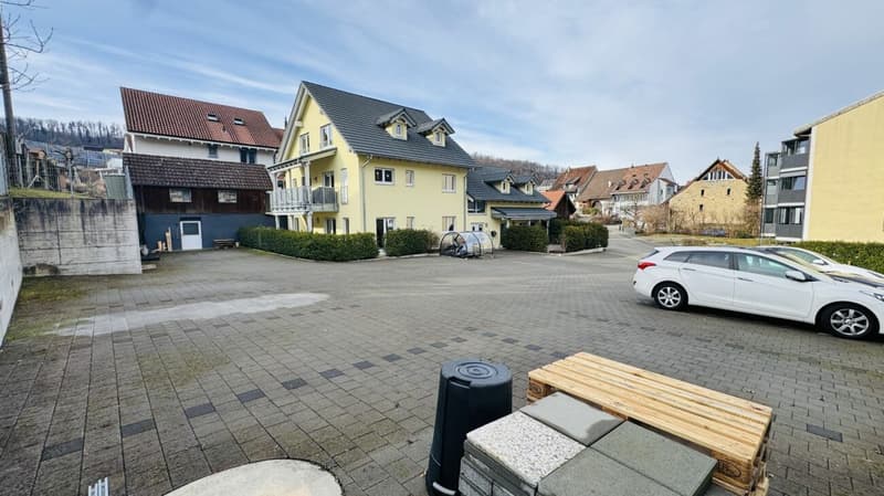 Top 3-family house in owner-occupancy standard with 15 parking spaces, workshop & shed in Zunzgen (1)