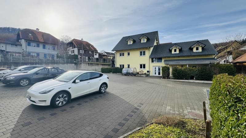 Top 3-family house in owner-occupancy standard with 15 parking spaces, workshop & shed in Zunzgen (2)