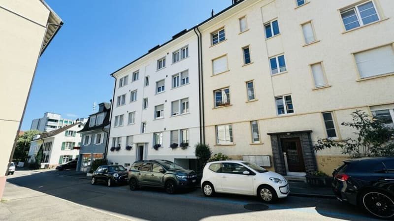 Well-maintained 3.5-room apartment in Binningen with elevator, 12 m² balcony, and private laundry tower (1)