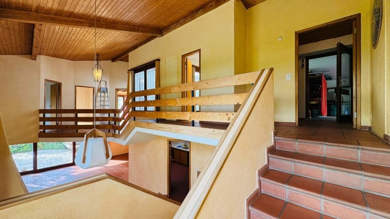 Spacious single-family home with 2 apartments, parking, panoramic views, and garden in top location (7)