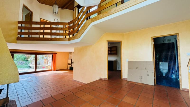 Spacious single-family home with 2 apartments, parking, panoramic views, and garden in top location (9)