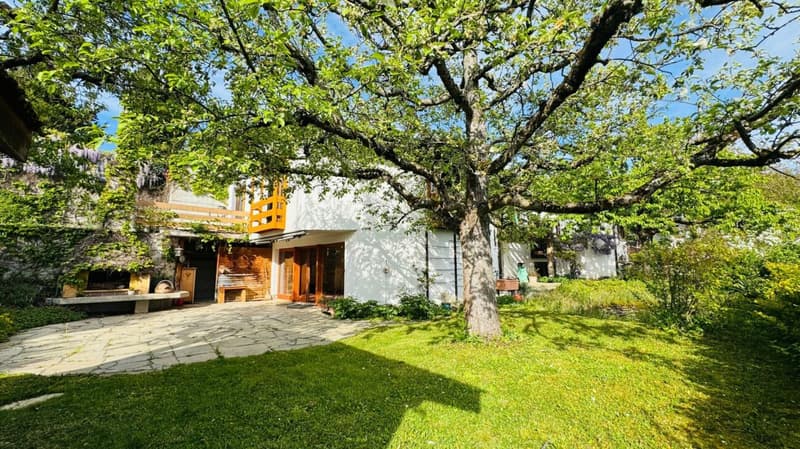 Spacious single-family home with 2 apartments, parking, panoramic views, and garden in top location (2)