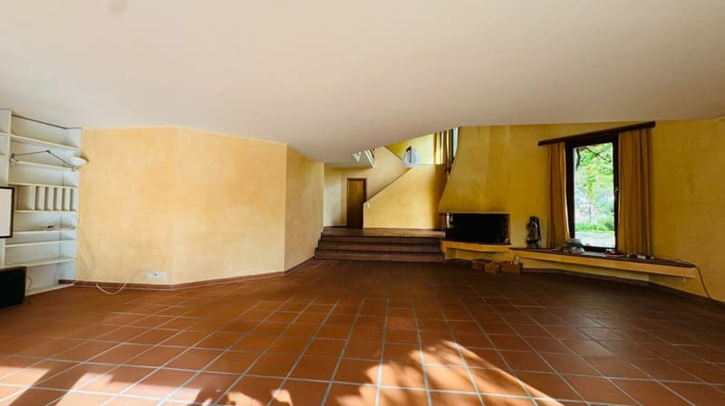 Spacious single-family home with 2 apartments, parking, panoramic views, and garden in top location (11)