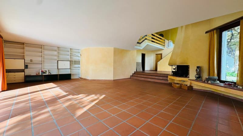 Spacious single-family home with 2 apartments, parking, panoramic views, and garden in top location (10)