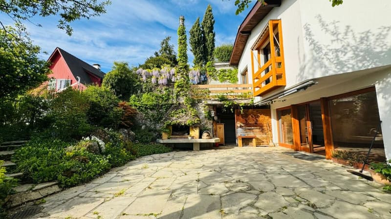 Spacious single-family home with 2 apartments, parking, panoramic views, and garden in top location (5)