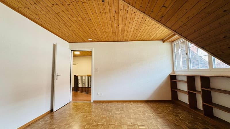 Appartement rénové de 5,5 pièces au 1er étage d'une maison de 2 familles bien entretenue avec balcon, parking et usage de jardin (8)