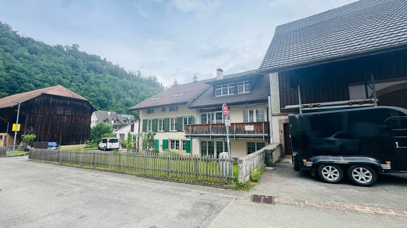 Appartement rénové de 5,5 pièces au 1er étage d'une maison de 2 familles bien entretenue avec balcon, parking et usage de jardin (19)